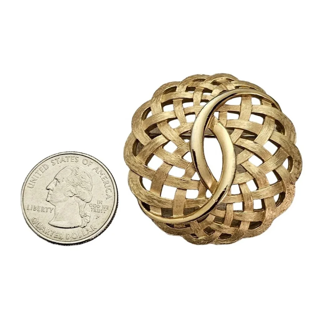Trifari Gold Tone Lattice Weave Round Ruffle Brooch, Signed L412 - Picture 7 of 9